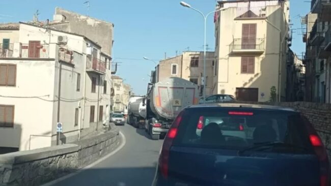 Tir in fiamme lungo la A19 Palermo-Catania, disagi per il traffico: automobilisti infuriati