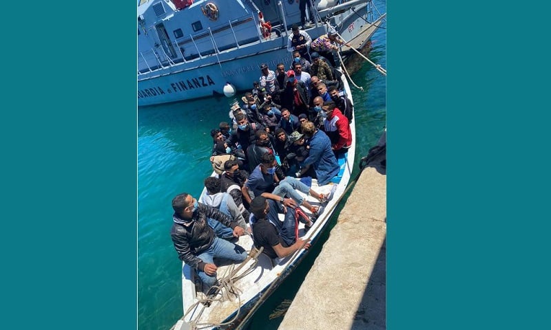 Ancora sbarchi a Lampedusa, approdati tre barchini con 104 migranti. Hotspot pieno più del doppio
