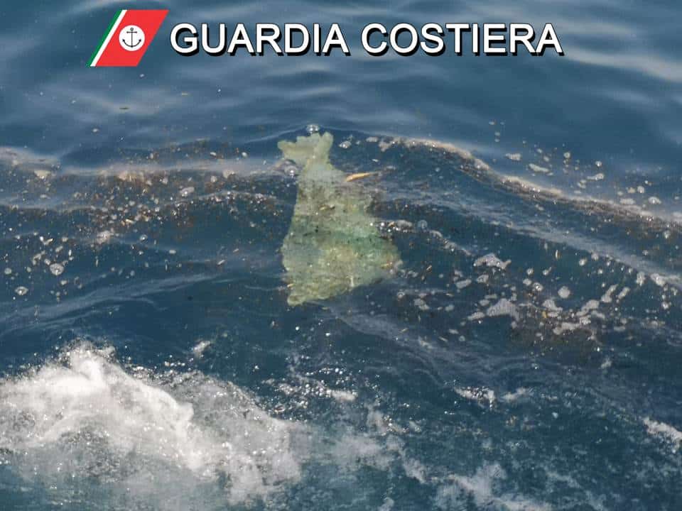 Mare inquinato nel Catanese, la Guardia Costiera trova chiazze di rifiuti e mucillagini: accertamenti in corso