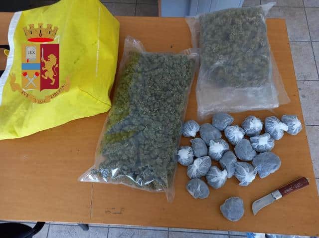 Un chilo di marijuana nel cofano dell’auto, inseguimento per le vie del centro: arrestato 48enne