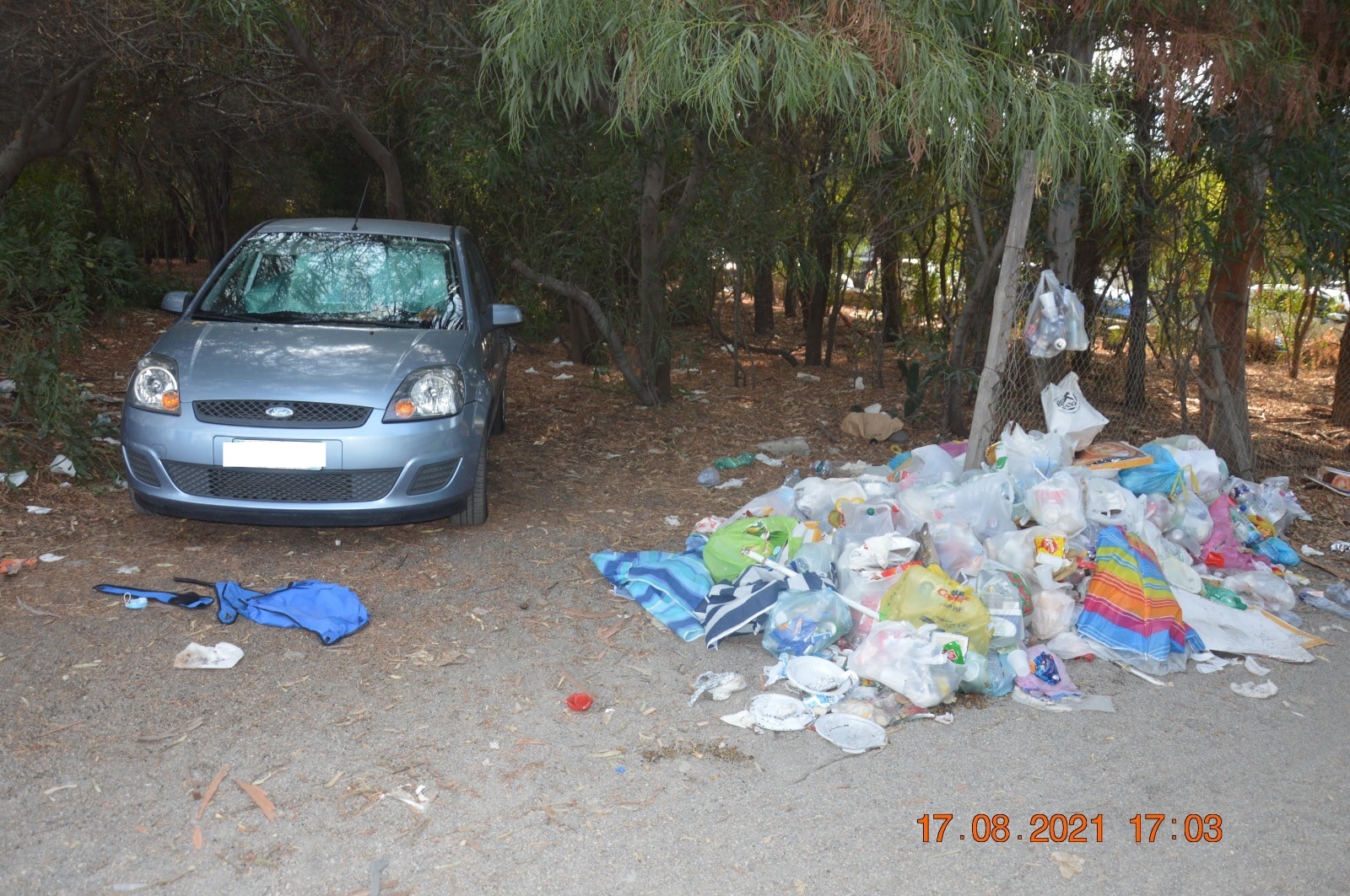 Abbandono rifiuti e accampamenti a Fondachello, controlli e sanzioni di polizia locale e Guardia Costiera