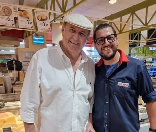 Sicilia e Vip, Gerry Scotti beccato tra gli scaffali di un supermercato di Modica