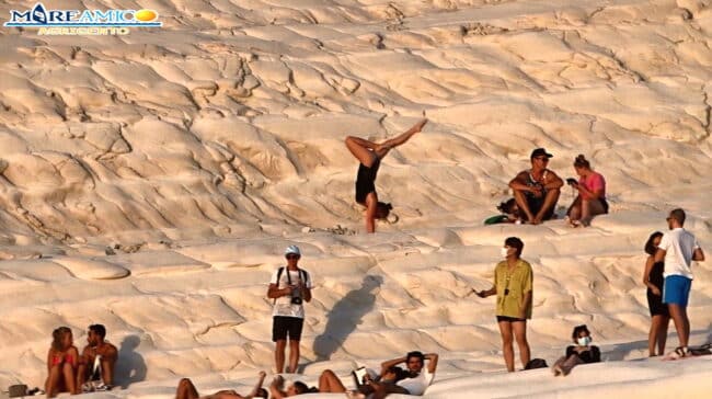 Scala dei turchi invasa dai turisti nonostante il sequestro, transenne scavalcate e sigilli violati – FOTO e VIDEO