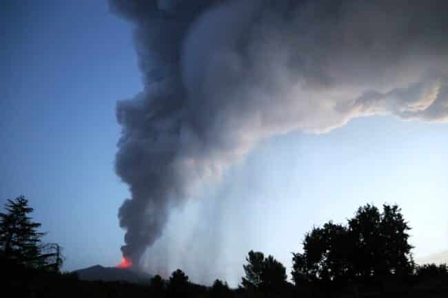 Etna in eruzione, “a’ Muntagna” sveglia Catania e provincia: spettacolo di fuoco, boati e cenere in ricaduta – Le FOTO