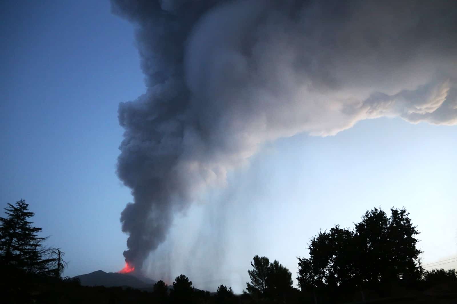 Etna in eruzione, “a’ Muntagna” sveglia Catania e provincia: spettacolo di fuoco, boati e cenere in ricaduta – Le FOTO