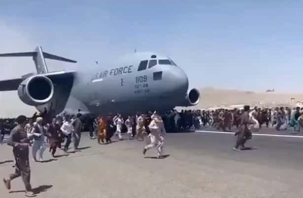 Afghanistan, i disperati si aggrappano agli aerei in decollo e precipitano al suolo. Arrivato in Italia volo di rimpatrio