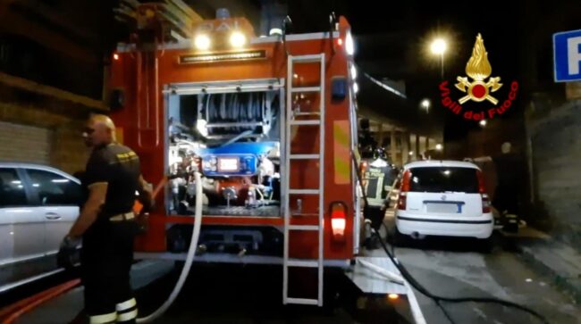 Bruciano le decorazioni natalizie e il rogo si espande: fiamme in un bar di Licata