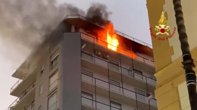 Brucia edificio in centro, incendio al 9° piano: vigili del fuoco in azione – FOTO e VIDEO