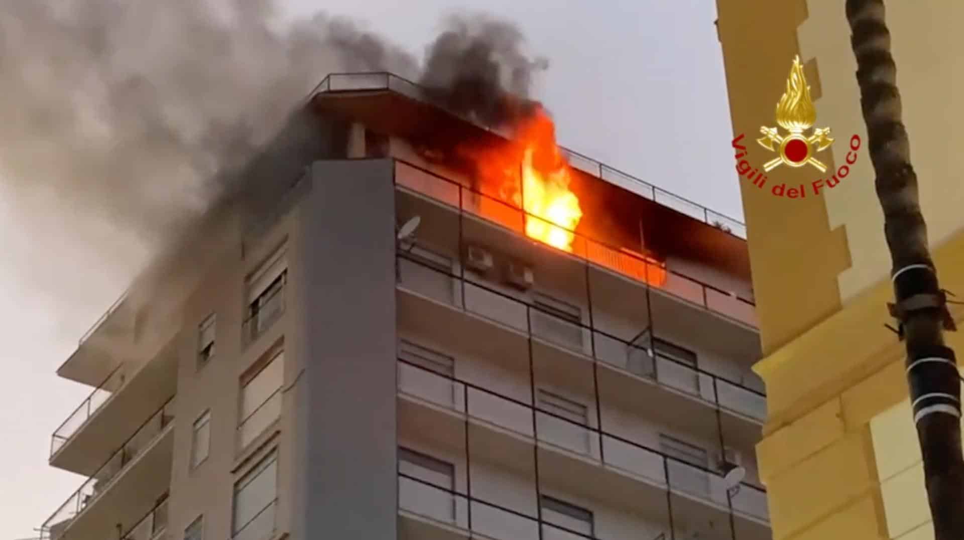 Brucia edificio in centro, incendio al 9° piano: vigili del fuoco in azione – FOTO e VIDEO Brucia edificio in centro, incendio al 9° piano: vigili del fuoco in azione – FOTO e VIDEO