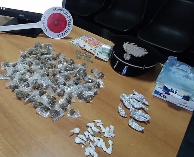 Catania, pusher beccati in via Capo Passero si chiudono dentro casa di una donna: “Non li conosco, ma non voglio denunciarli”