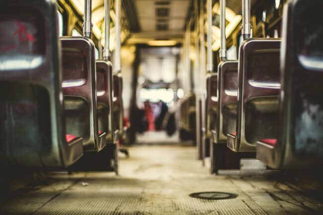 Rissa in autobus a Palermo: volano calci, sputi e pugni tra due passeggeri