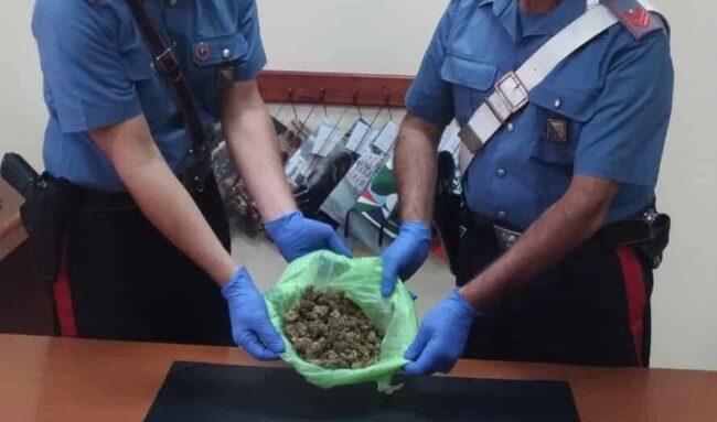 Marijuana in auto e in casa, arrestato 40enne per spaccio