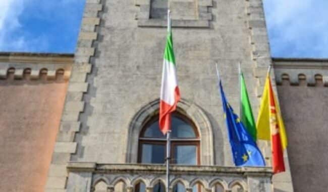 Covid, nel Catanese un Comune “ascolta” Musumeci e si blinda: “Senza Green Pass niente accesso agli uffici”