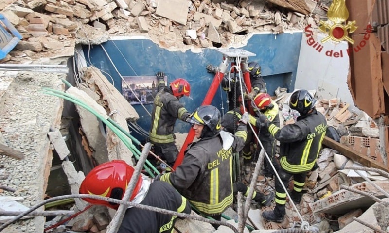 L’esplosione, il crollo, la disperazione. Tragedia in una palazzina, muore bambino di 4 anni: madre cosciente in ospedale