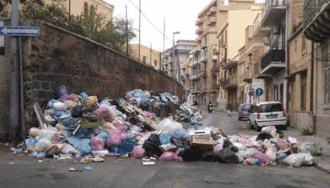 Emergenza rifiuti a Palermo, 300 tonnellate di spazzatura non raccolta: i sacchi bloccano le macchine in strada