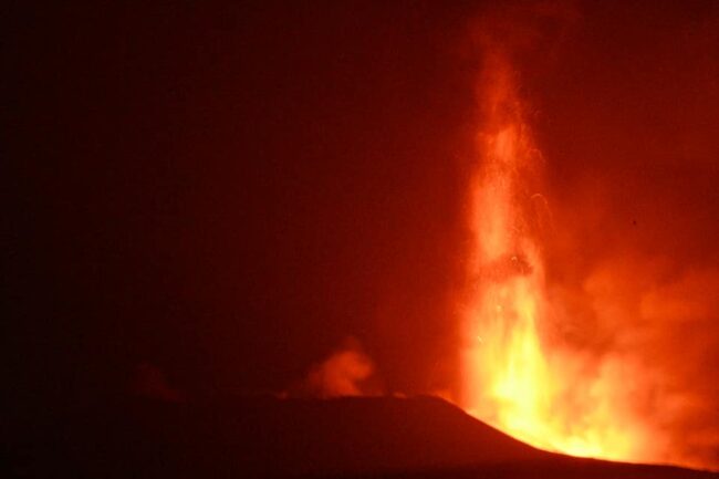 L’Etna torna a farsi sentire: nuova fontana di lava ed emissione cenere nella notte