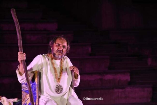 Al Teatro Antico di Tindari Salvatore Guglielmino racconta il dramma di Edipo Re