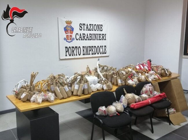 Furgone “sospetto” trasporta materiale esplodente e fuochi d’artificio: denunciato 22enne catanese