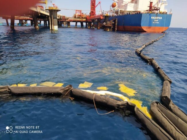 Imprevisto al porto, motocisterna sversa in mare 80 litri di gasolio: corsa contro il tempo per limitare i danni