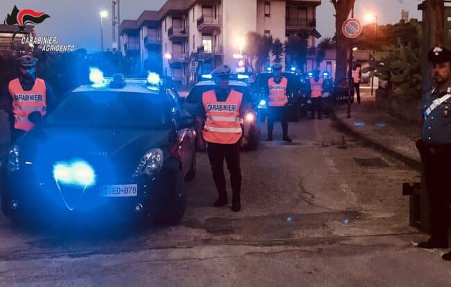 Vicoli come discoteche, risse senza sosta tra giovanissimi: far west nei locali della movida