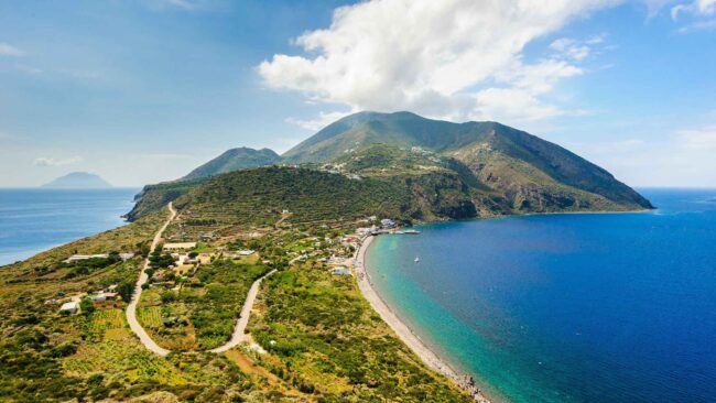 Tragedia a Filicudi, skipper muore a bordo di una barca a vela: vani i soccorsi, stroncato da malore