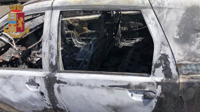 Follia nel Catanese, dà fuoco alla sua auto per “nervosismo”: denunciato un uomo