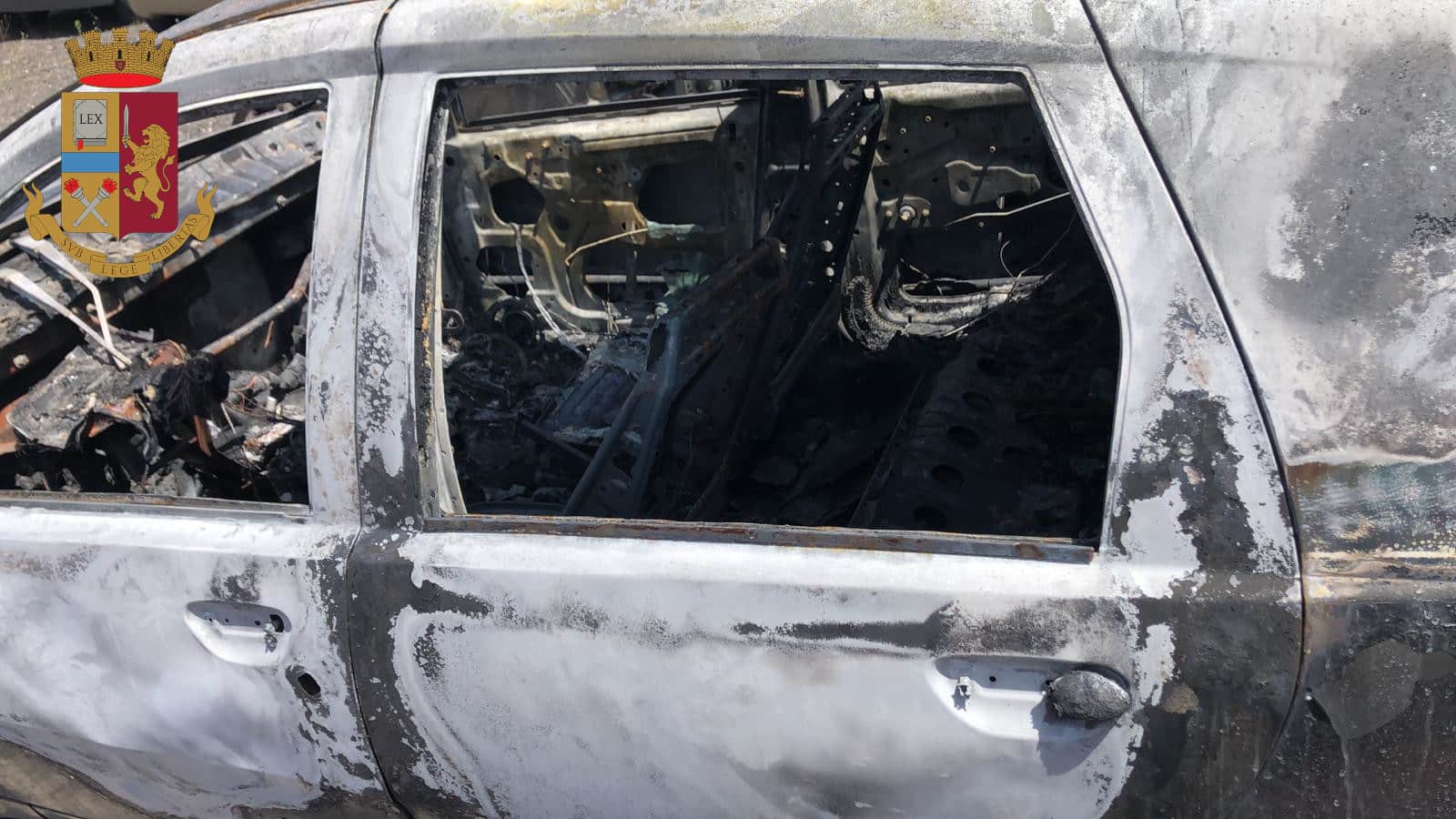 Follia nel Catanese, dà fuoco alla sua auto per “nervosismo”: denunciato un uomo