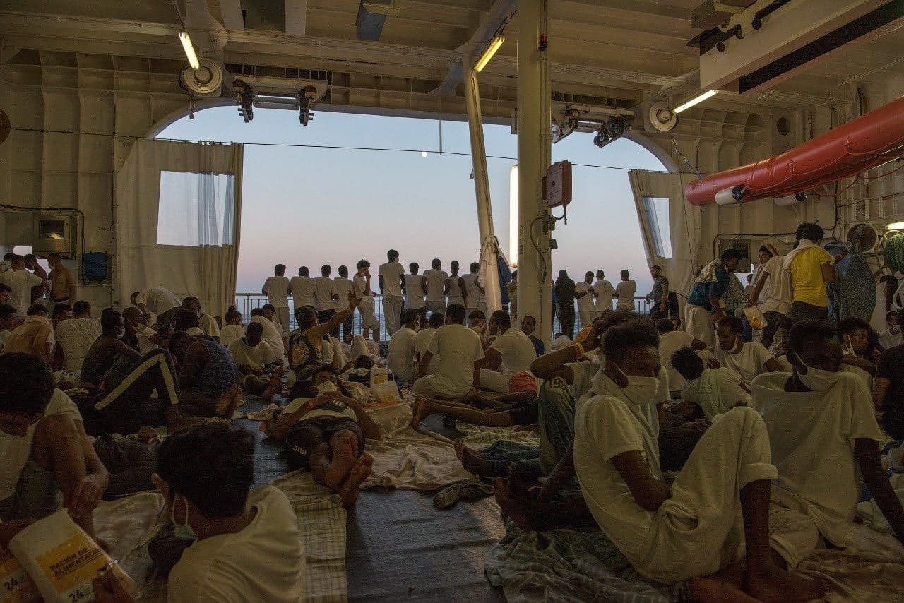 Migranti, 322 persone sulla GeoBarents nel Canale di Sicilia chiedono un porto sicuro. MSF: “Sono esausti”
