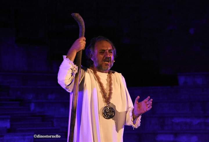 Salvatore Guglielmino ritorna ad indossare i panni di Edipo Re in uno speciale tour nei Teatri di Pietra