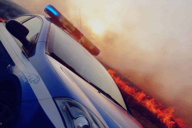 La paura, il fuoco, le fiamme: l’amore dei propri beni e l’idea di non lasciare le case. Incendi in Sicilia, il racconto giorni dopo