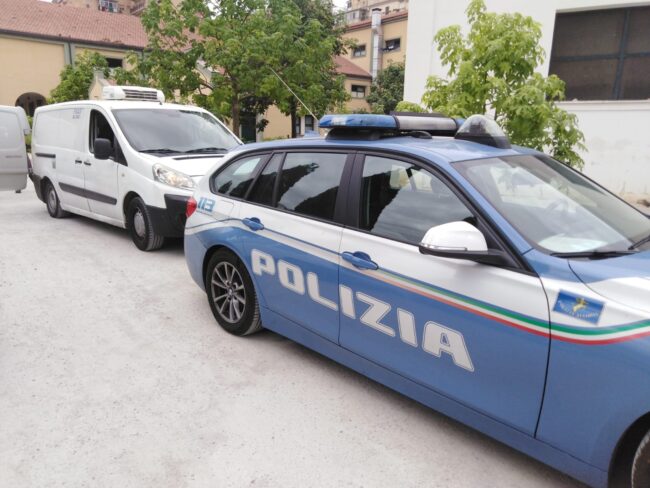 Maxi sequestro di frutti di mare, idonei al consumo ma senza tracciabilità: sanzionato conducente furgone-frigo