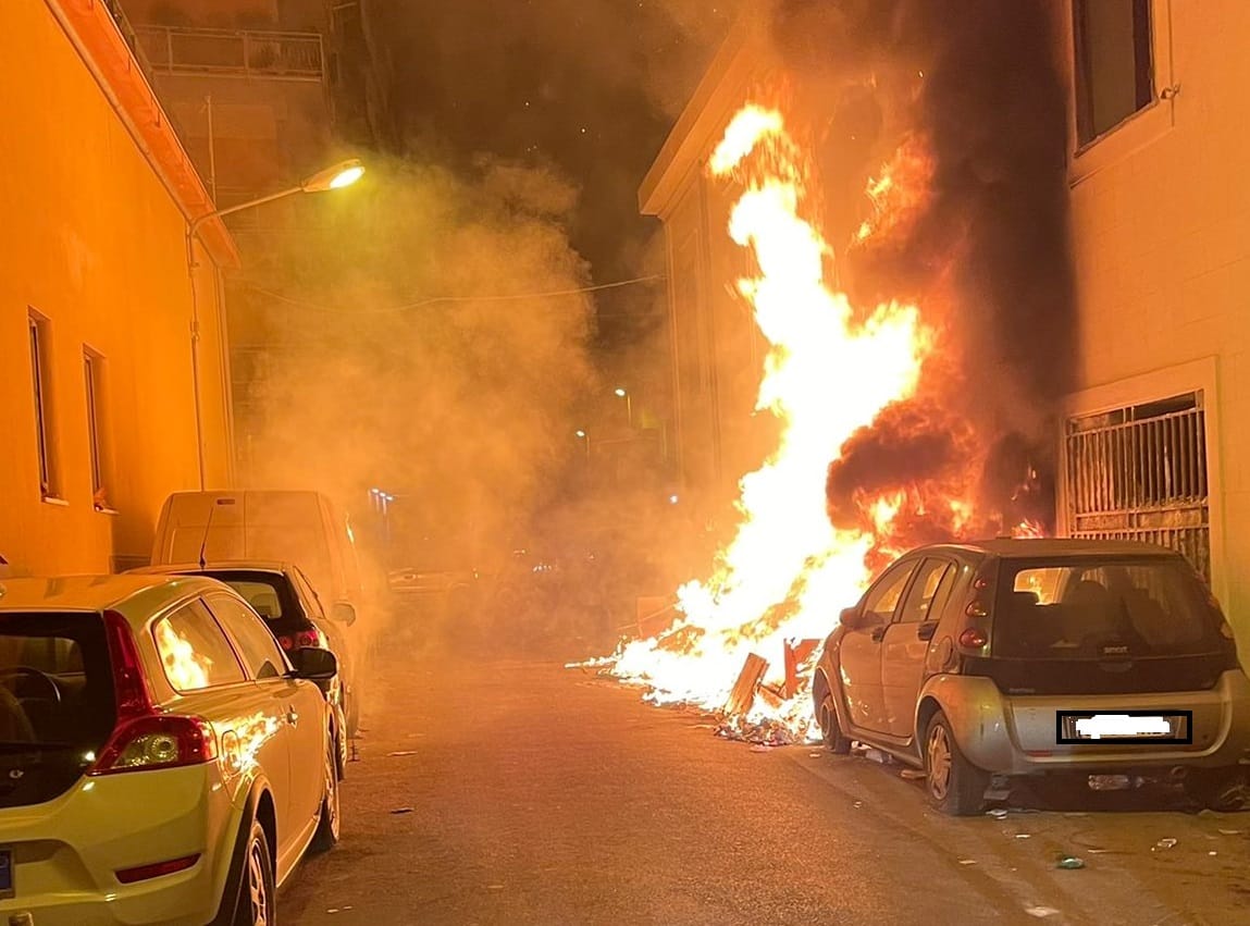 Paura nella notte, vasto incendio in via Oreto: famiglia costretta a scappare