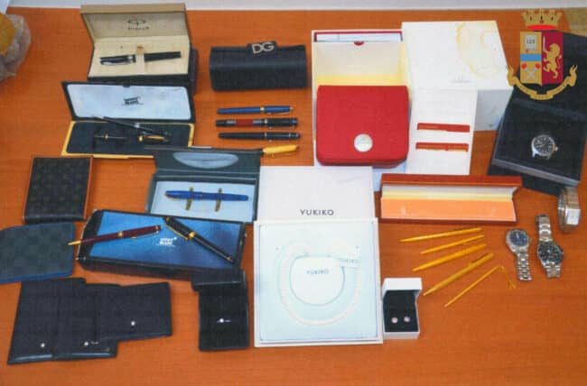 Rubavano nelle case delle vittime in vacanza, poi si scambiavano foto della refurtiva: FOTO e VIDEO