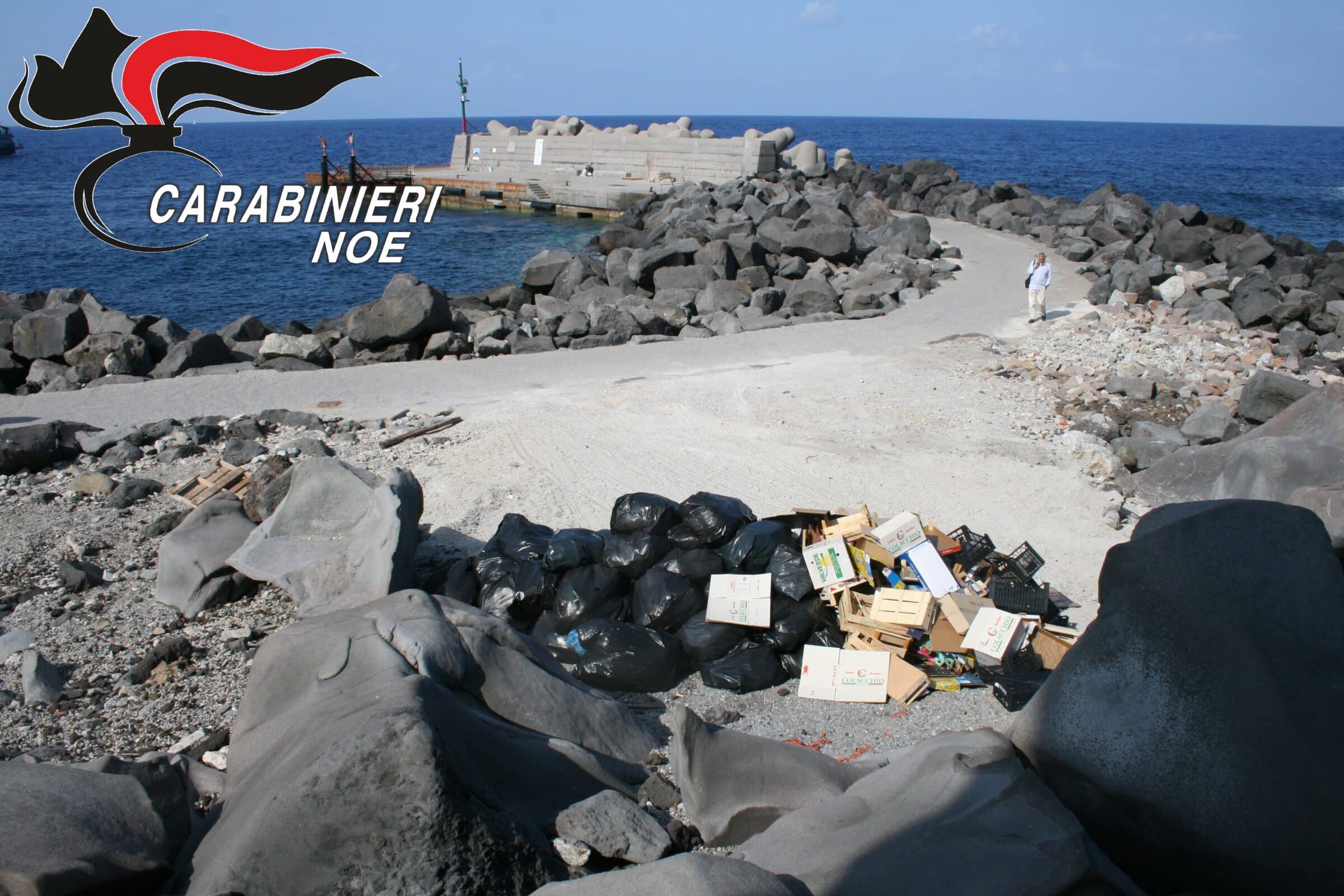 Turisti in Sicilia accolti dalla spazzatura, scoperte irregolarità nello smaltimento: sequestrata l’area – FOTO