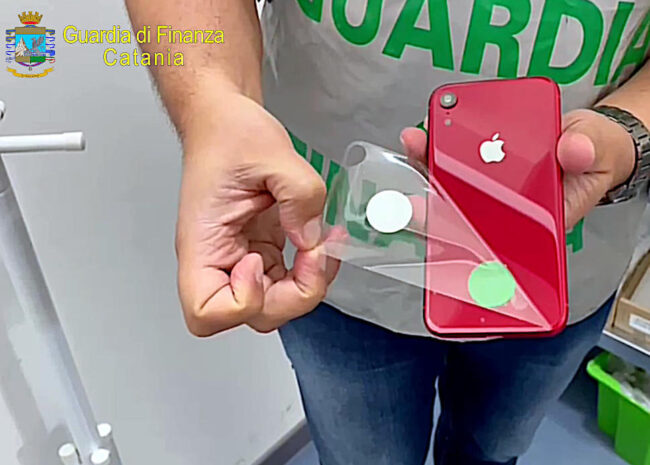 Operazione “Mela marcia”, sequestrati oltre 2mila prodotti Apple contraffatti in un negozio di Catania