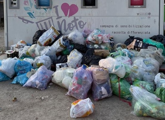 Degrado a Noto, polemica tra Selvaggia Lucarelli e il sindaco. Interviene l’assessore Baglieri: “Non ammissibili rifiuti in strada”