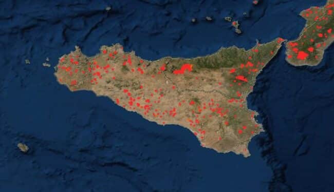 Sicilia devastata dagli incendi, la mappa della NASA è terrificante: l’Isola avvolta dal fuoco