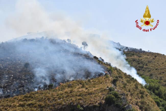 Quella Sicilia devastata dall’emergenza climatica: l’estate “nera” dell’isola simbolo di un mondo in pericolo