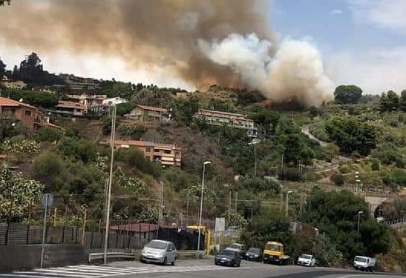Vasto incendio nel Catanese, fiamme lambiscono le abitazioni: pericolo ad Aci Castello