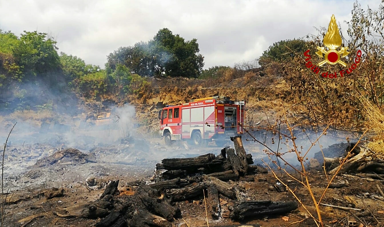 Incendio nel Catanese, fiamme alte tra vegetazione e sterpaglie: intervento dei vigili del fuoco