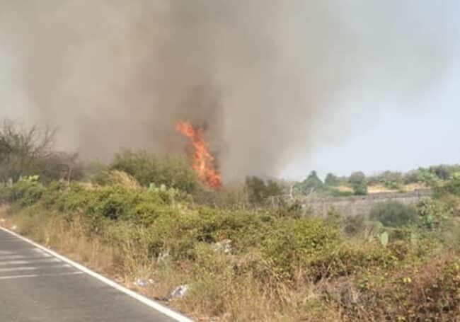 Ancora incendi nel Catanese, fuochi accesi in più punti: chiusa la SS 417, traffico deviato