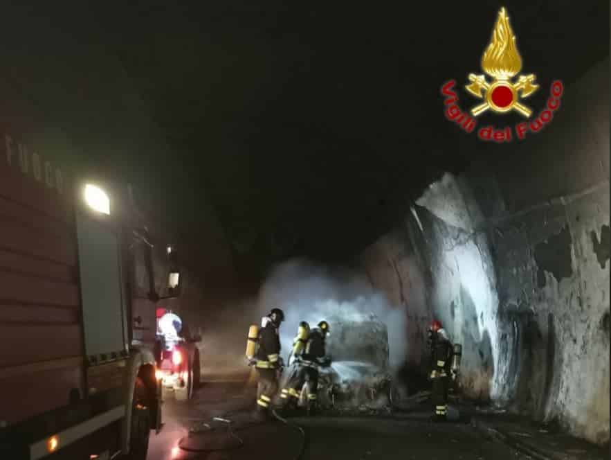 Auto in fiamme sulla A20, traffico in tilt e persone intossicate: intervento dei vigili del fuoco