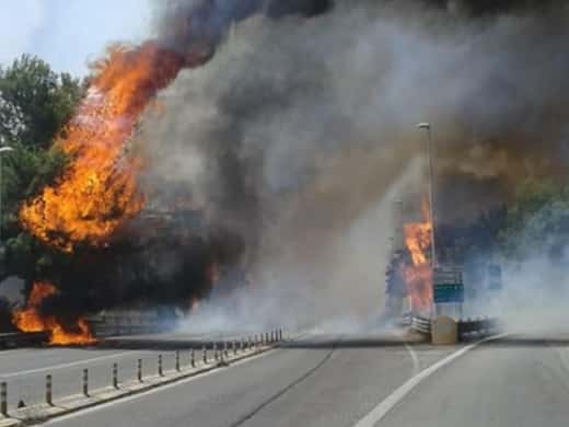 Spaventoso incendio, città in fiamme: brucia la Pineta, case minacciate e residenti in fuga