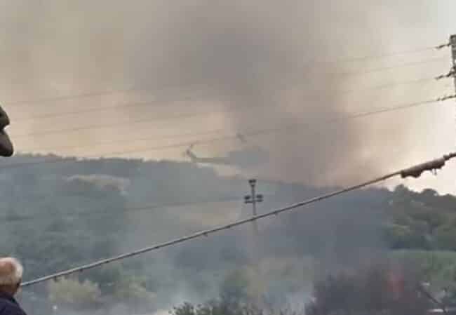 Fiamme vicino alla zona industriale, vasto incendio e strada chiusa: anche un elicottero in azione, disagi nel Siracusano