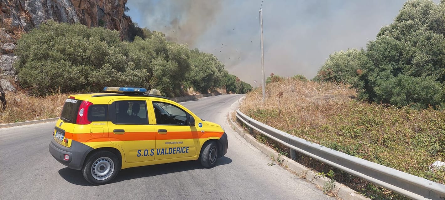 Paura per l’ennesimo incendio, strada chiusa e abitazioni minacciate: la situazione – VIDEO