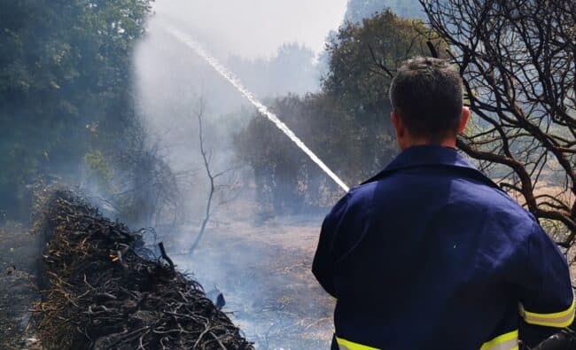 Brucia ancora il Catanese, sterpaglie a fuoco a causa delle alte temperature