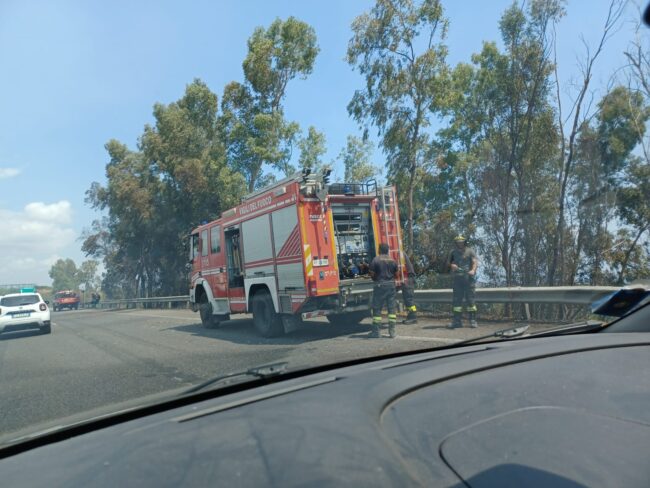 Fiamme lungo la A18, code chilometriche dal casello di San Gregorio: vigili del fuoco sul posto – FOTO