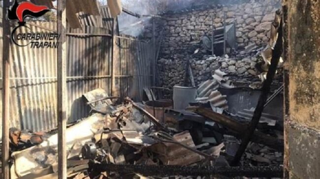 Appicca incendio e va al bar, beccato un altro piromane in Sicilia: fiamme distruggono magazzino di un’azienda