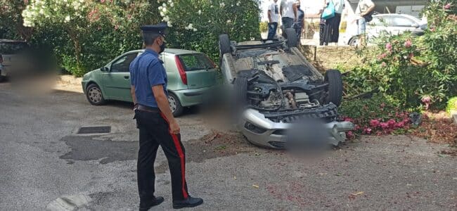 “Vola” dalla ringhiera di un condominio, “miracolo” nel Catanese: anziano illeso e tragedia sfiorata