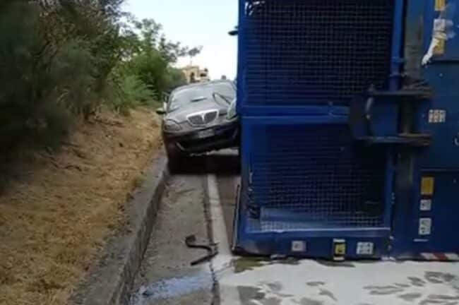 Si stacca il cassone del camion e colpisce due auto. Occupanti in ospedale: vigili del fuoco e ambulanze sul posto